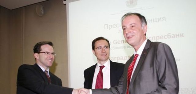 Договорът между трите институции бе подписан от председателя на Фондация Empower United Томас Хигинс (вляво) и шефа на “Експресбанк” Филип Лот в присъствието на зам.-министъра на икономиката, енергетиката и туризма Евгени Ангелов в средата